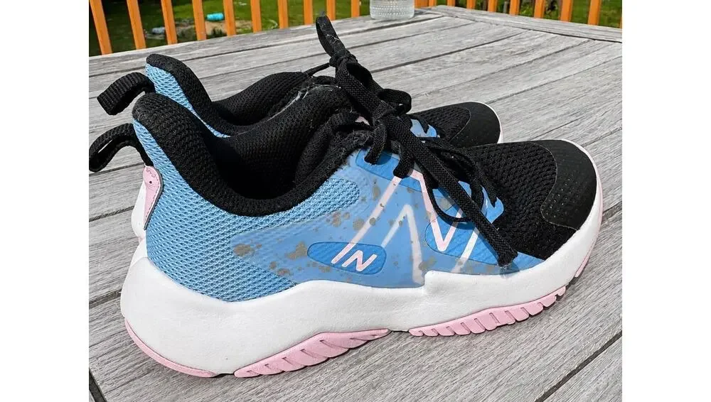 New Balance Rave Run v2 Black Blue Pink Lace Up Sneakers GKRAVBL2 Youth Size 4